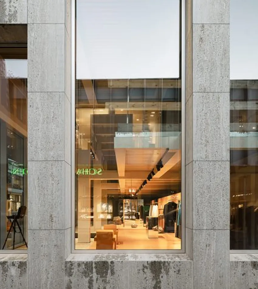 Natuurstenen gevel en interieur van Crystal House