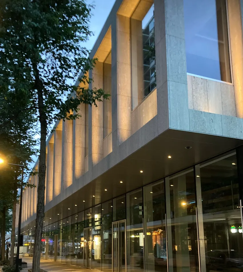 Crystal House aan de straatzijde in Rotterdam