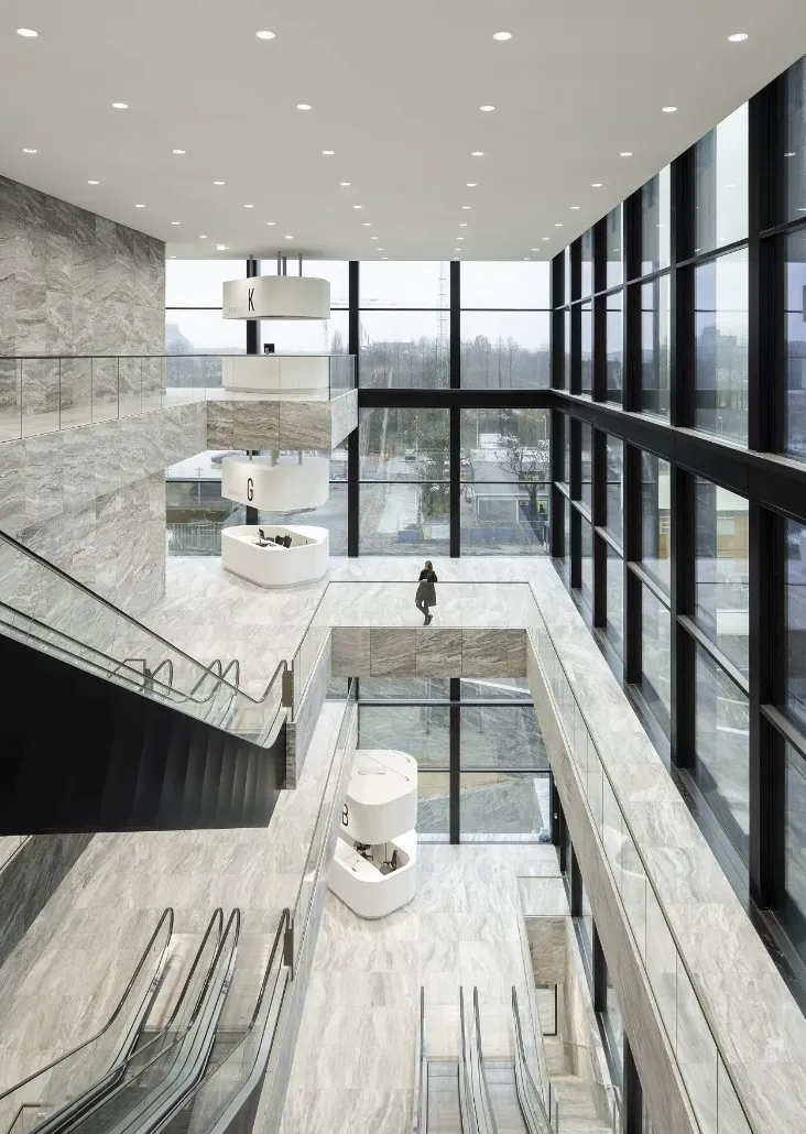 Interieur met natuurstenen trappen en wanden